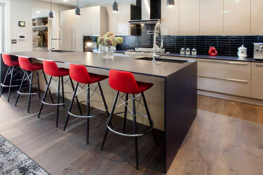 glossy black kitchen feature wall idea